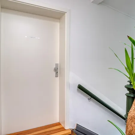 Apartment Zuarin Seeblick - Ganzes Direkt Am Schlossgarten Von Mit Dschungelfeeling