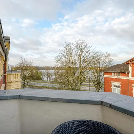 Apartment Zuarin Seeblick - Ganzes Direkt Am Schlossgarten Von Mit Dschungelfeeling