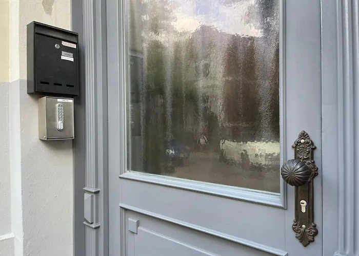 Apartment Zuarin Seeblick - Ganzes Direkt Am Schlossgarten Von Mit Dschungelfeeling