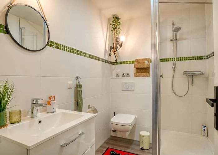 Apartment Zuarin Seeblick - Ganzes Direkt Am Schlossgarten Von Mit Dschungelfeeling *