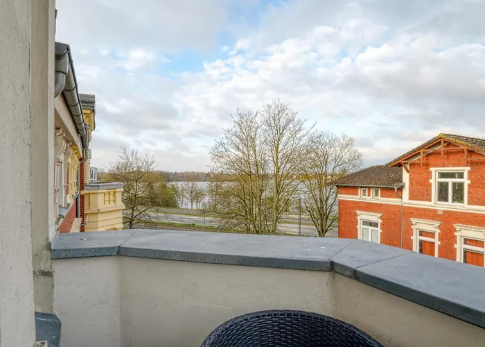 Apartment Zuarin Seeblick - Ganzes Direkt Am Schlossgarten Von Mit Dschungelfeeling